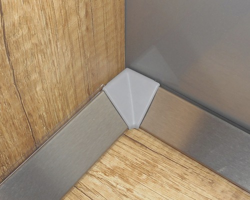Roh s podlahovou lištou a rohovým kusem
