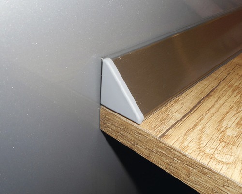 Plastová soklová lišta s koncovkou