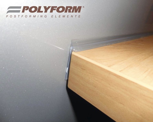 Logo společnosti Polyform. Postformingový prvek na dřevěné pracovní desce