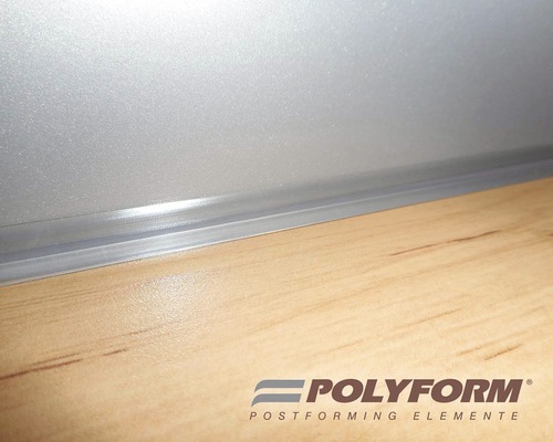 Nástěnný panel se soklovou lištou na dřevěné podlaze