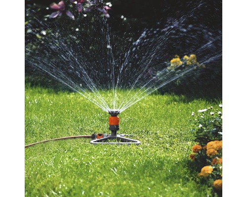 Zavlažovač trávníku zavlažuje trávník.