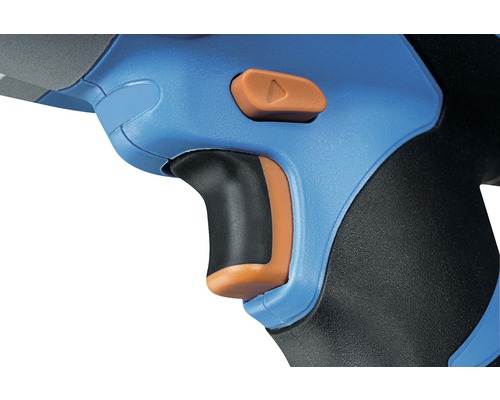 Detail záběru rukojeti vrtačky se spouští a přepínačem směru.