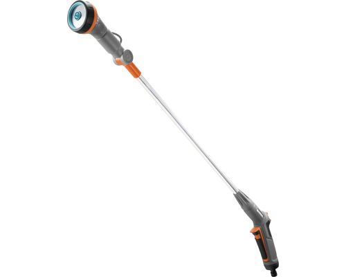 Zahradní postřikovač s nástavcem pro zalévání rostlin