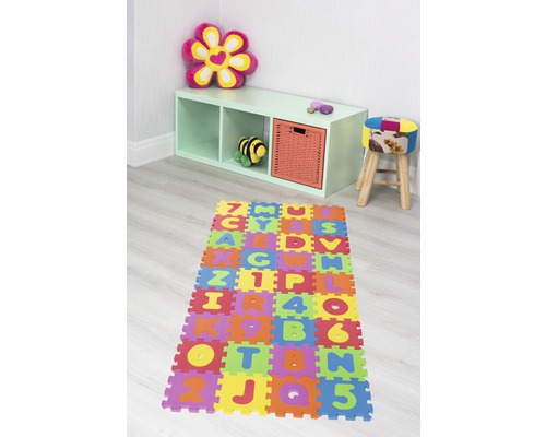 Herna s podložkou s písmeny a čísly, regálem a stoličkou