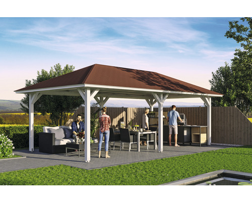 Volně stojící dřevěný zahradní pavilon s nábytkem a lidmi na zahradě