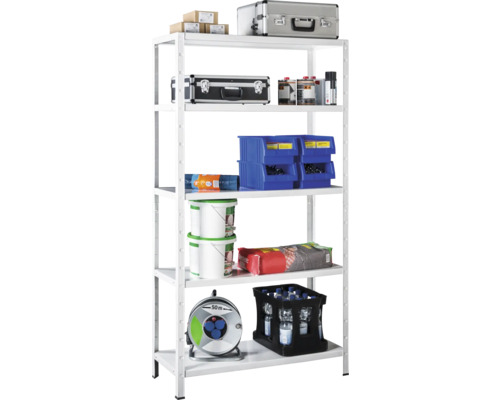 Kovový regál Schulte 4528-W 2000x1200x500 mm, 5 polic, nosnost 425 kg, bílý Bílý kovový regál se šesti policemi, naložený různými předměty, jako jsou kufříky s nářadím, plechovky s barvami, šrouby, kabelový buben a nápoje.