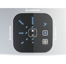 Logo Ariston, ovládací panel ohřívače vody s indikací teploty a různými symboly.