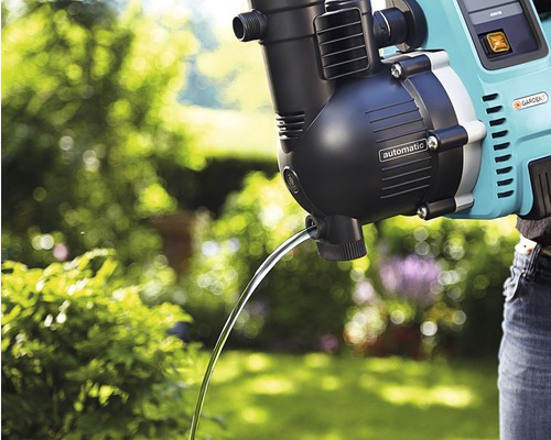 Domácí vodárna Gardena s průtokem vody na zahradě