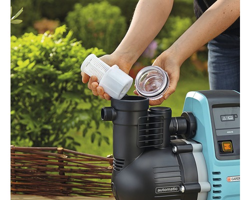 Osoba vkládá filtr do zahradního čerpadla.