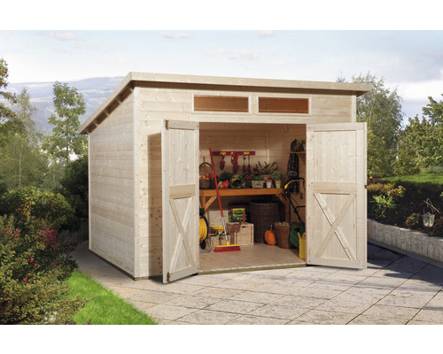 Zahradní domek s otevřenými dvoukřídlými dveřmi a plochou střechou pro uložení zahradního nářadí.