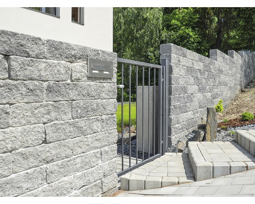 Kamenná zahradní zeď s kovovou bránou a poštovní schránkou