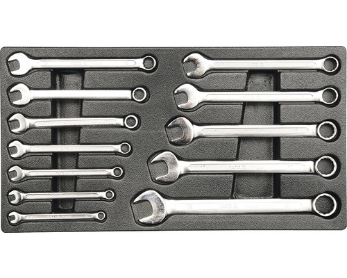 Sada otevřených klíčů v podnosu na nářadí