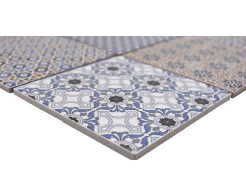 Detail keramických dlaždic s motivem