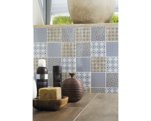 Design koupelny s čtvercovými dlaždicemi se vzory