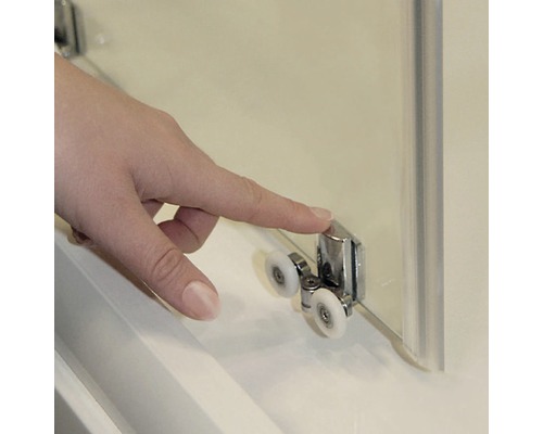 Detailní záběr sprchového koutu s prstem na rolovacím mechanismu