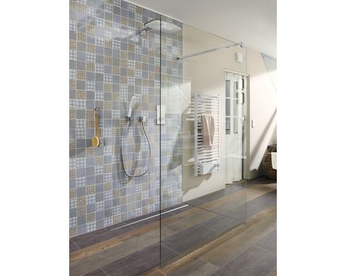 Koupelna se sprchovým koutem walk-in s hlavovou sprchou, ruční sprchou, sprchovým žlabem, vyhřívaným věšákem na ručníky a vzorovanou stěnou