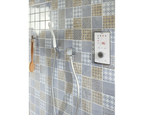 Sprchová scéna s ruční sprchou, sprchovou armaturou a digitálním ovládáním na obložené stěně.