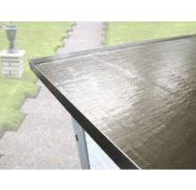 Střecha zahradního domku s kovovým lemem