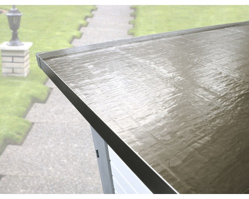 Střecha zahradního domku s kovovým lemem