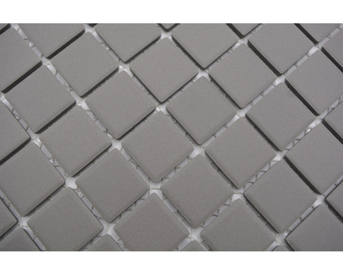 Uspořádání čtvercových mozaikových dlaždic