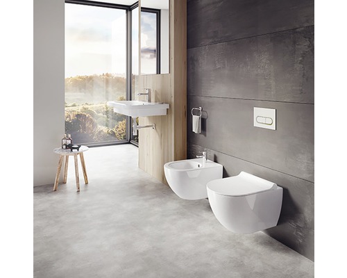 Moderní koupelna s umyvadlem, bidetem a závěsným WC před šedou stěnou