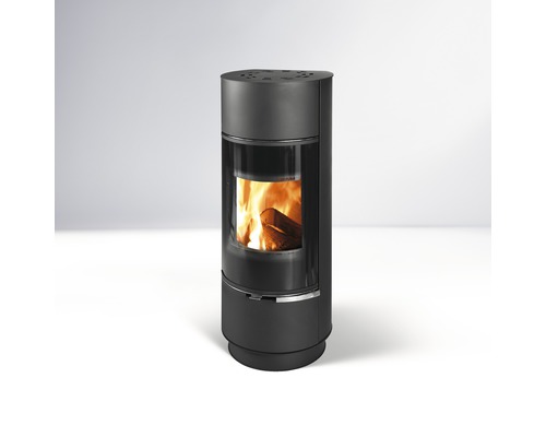 Černá kamna na dřevo s hořícím dřevem