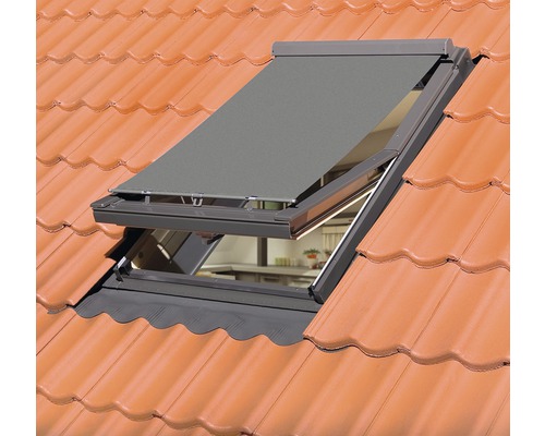 Střešní okno s roletou na střeše z tašek