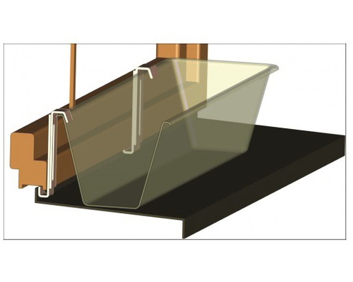 Detailní pohled na okap s mechanismem zavěšení