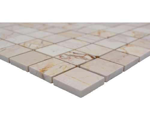 Detailní pohled na mozaikové dlaždice z mramoru