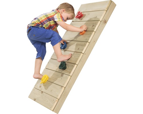 Dítě leze na dřevěnou lezeckou stěnu s barevnými lezeckými chyty.