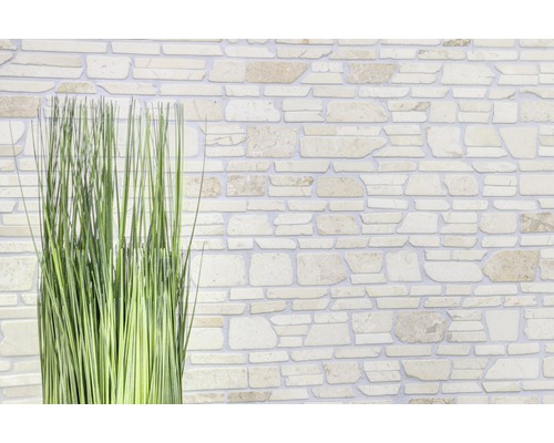 Obklad stěny z přírodního kamene s umělou trávou