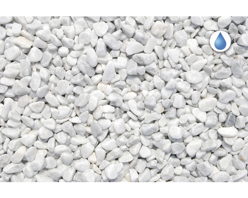 Bílé okrasné oblázky jako půdní krytina se symbolem propustnosti vody