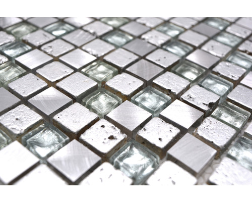 Detail čtvercových mozaikových dlaždic z kovu a skla