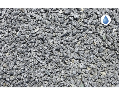 Detailní záběr šedého štěrku.