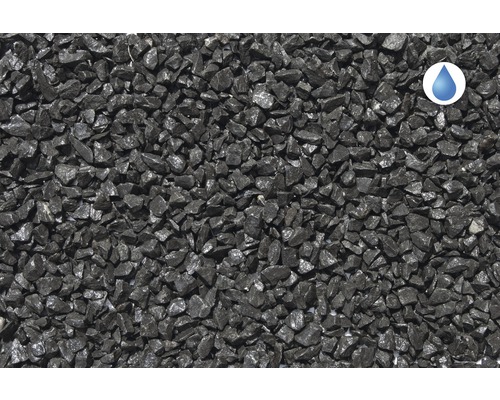 Detailní záběr černých okrasných oblázků se symbolem propustnosti vody