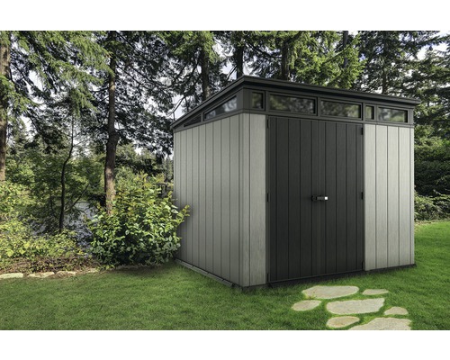 Zahradní bouda ze dřeva a plastu ve venkovním prostředí