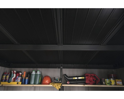 Police v zahradním domku s uloženým zahradním nářadím a nářadím