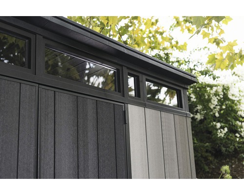 Detail zahradního domku s okny a dřevěným obložením