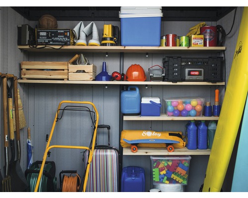 Police ve skladu s nářadím a různými předměty.