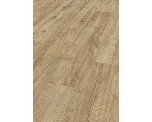 Detailní záběr položené laminátové podlahy se vzhledem dřeva.