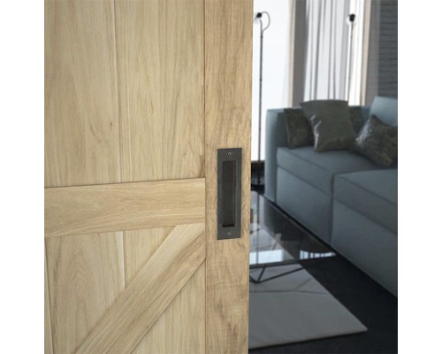 Dřevěné dveře se zapuštěnou rukojetí a obývacím pokojem v pozadí