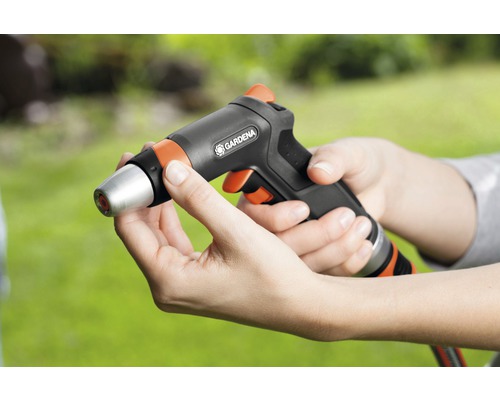 Zahradní stříkací pistole držená v rukou