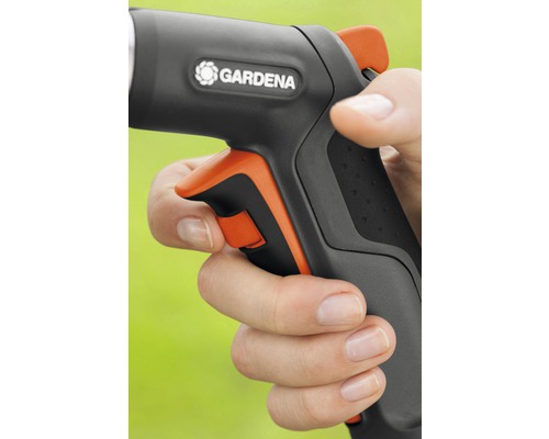 Ruka drží zahradní stříkací pistoli s logem Gardena