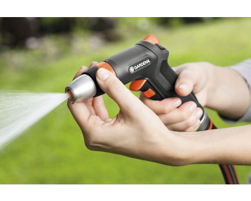 Čisticí pistole Gardena s proudem vody v rukou