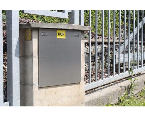 Skříň domovní předávací stanice vedle plotu.