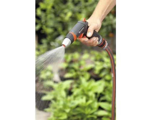 Používání stříkací pistole na zahradní hadici.