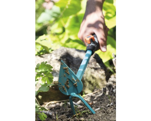 Zahradní motyka používaná k obdělávání půdy