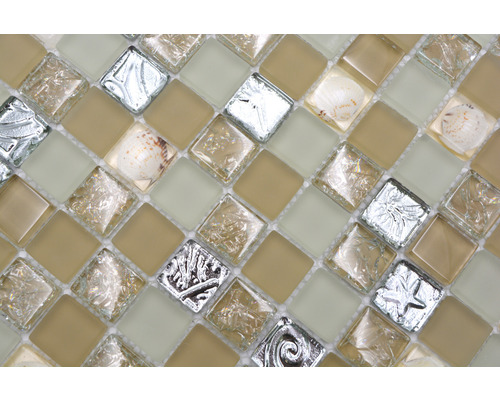 Detail skleněných mozaikových dlaždic s mušlemi a vzory