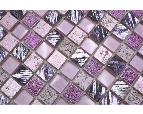 Detail čtvercových mozaikových dlaždic s různými texturami