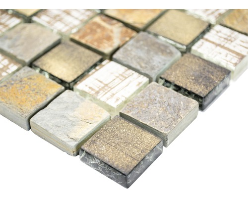 Detailní pohled na mozaikové dlaždice z kamene a skla